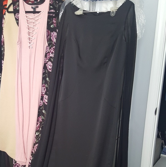 Black dress with cape - Picture 4 of 5